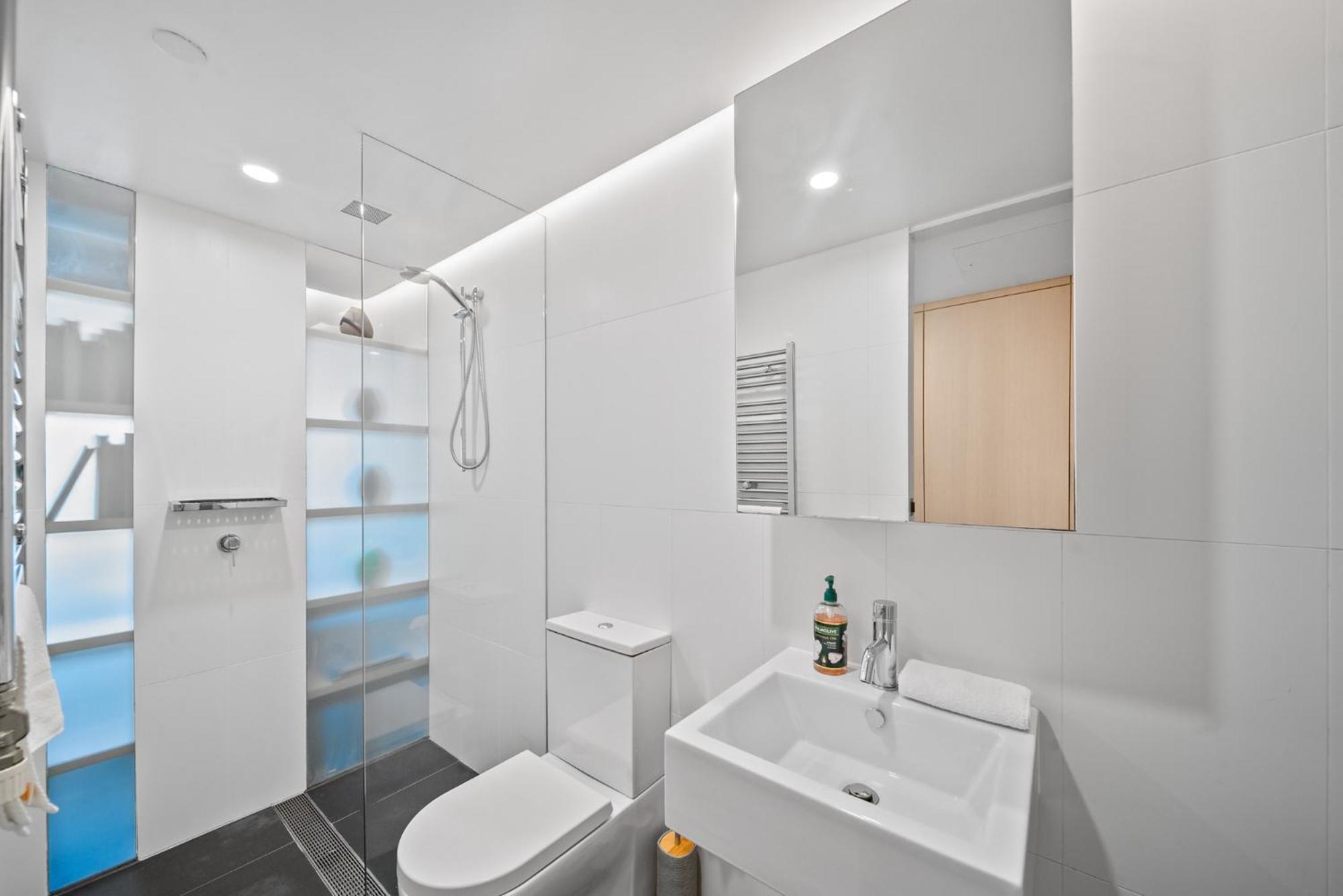 Stylish In Acton With Balcony Views * Canberra