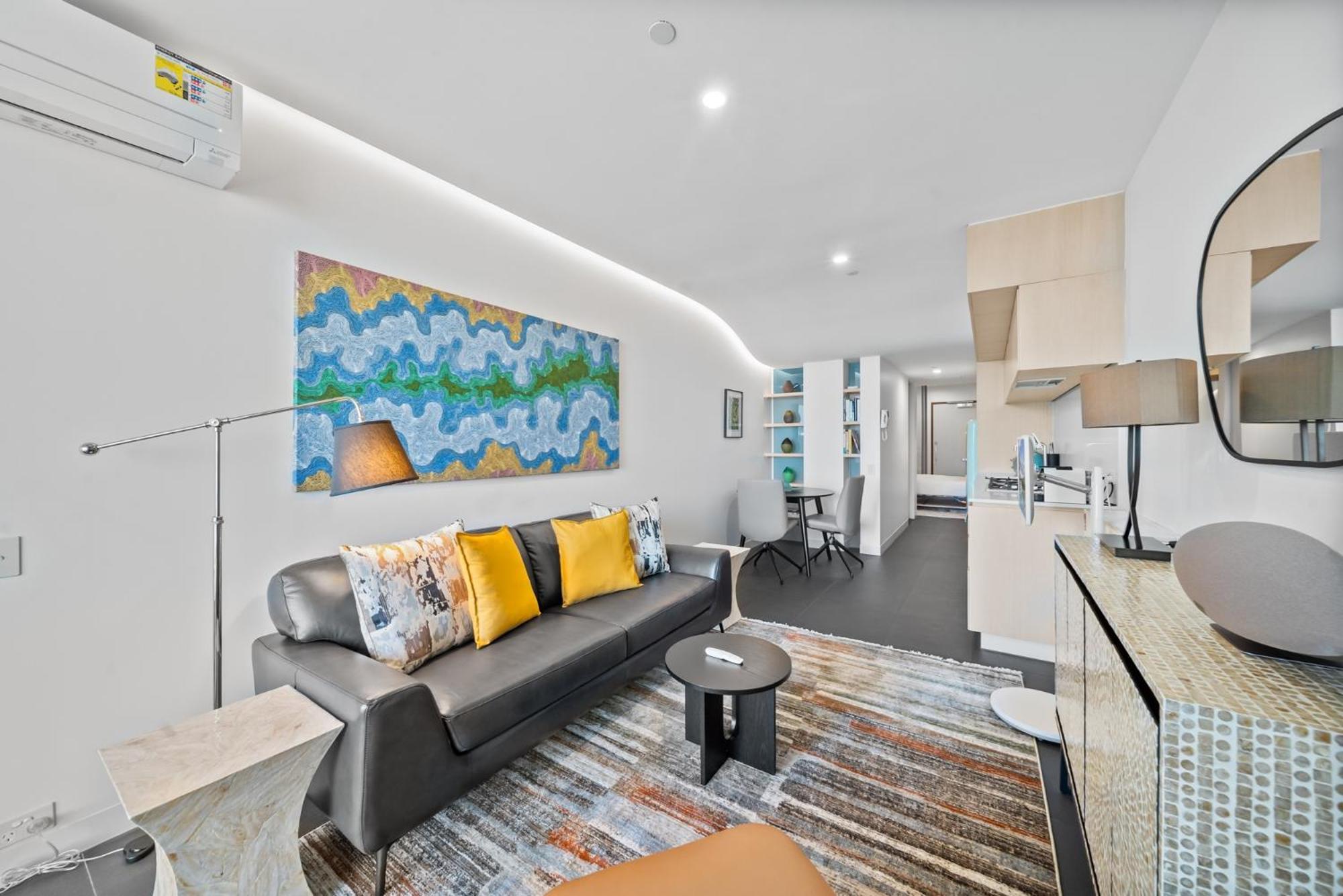 Stylish In Acton With Balcony Views *
