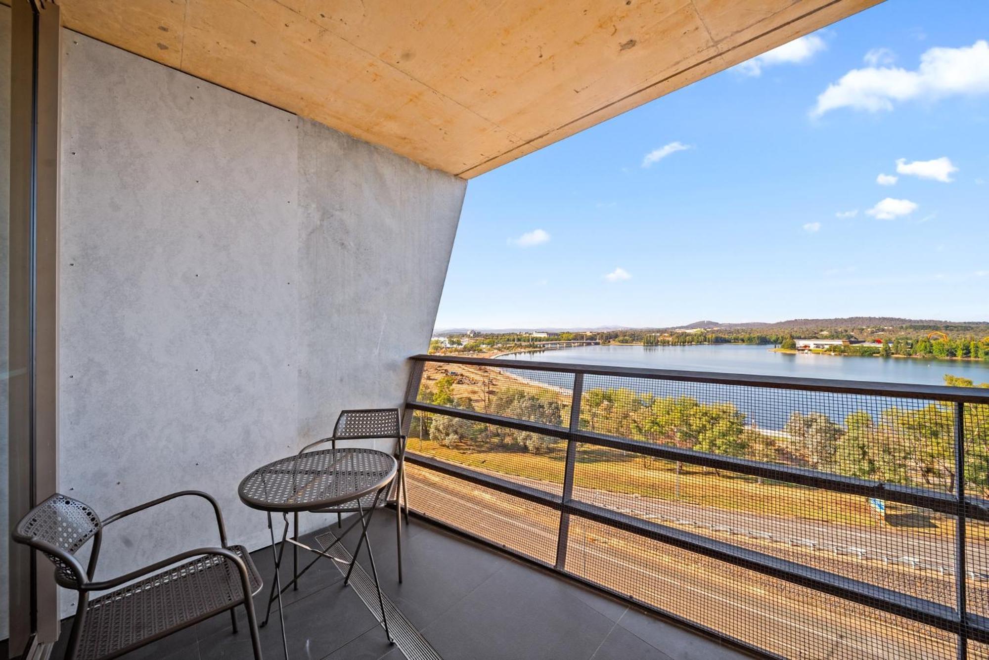 Stylish In Acton With Balcony Views *